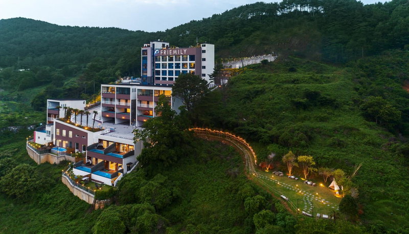 Friemily Pool Villa & Hotel, Sinhyeon, 대한민국