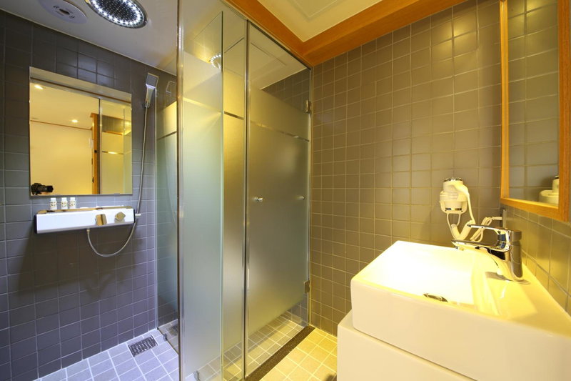 Brooks Hotel Tongyeong, Kyosai, 대한민국