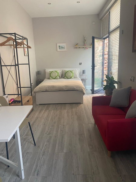 Hugo Mews Bright Studio Apartment, Bray, Ireland