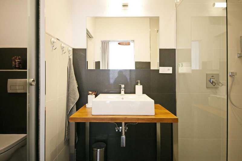 Luxury Center Apt. Charles bridge walking distance, Prague, Czechia