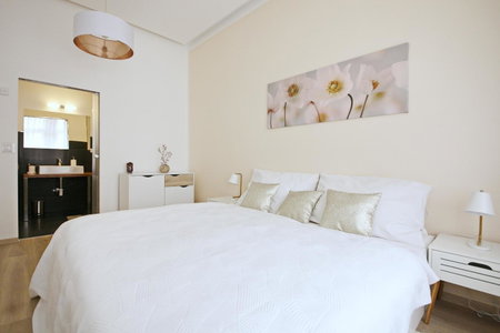 Luxury Center Apt. Charles bridge walking distance, Prague, Czechia