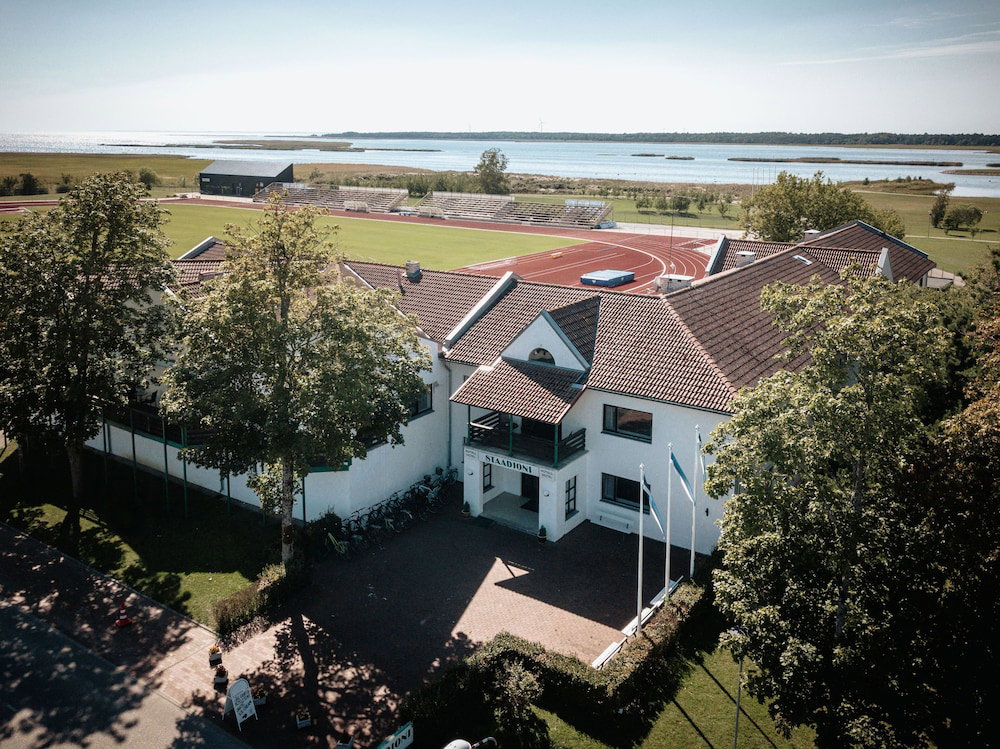Staadioni Hotell, Estland