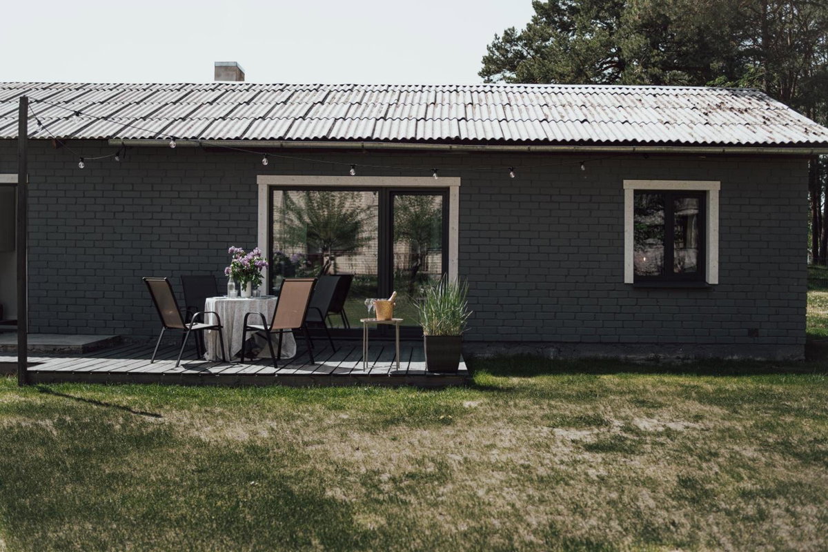 Under The Pine, Lettland