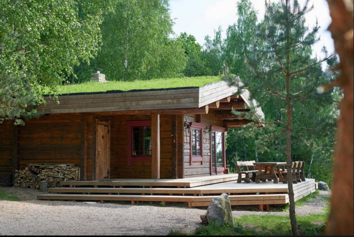 Hotel · Namelis šalia vynuogyno, Būdziliai