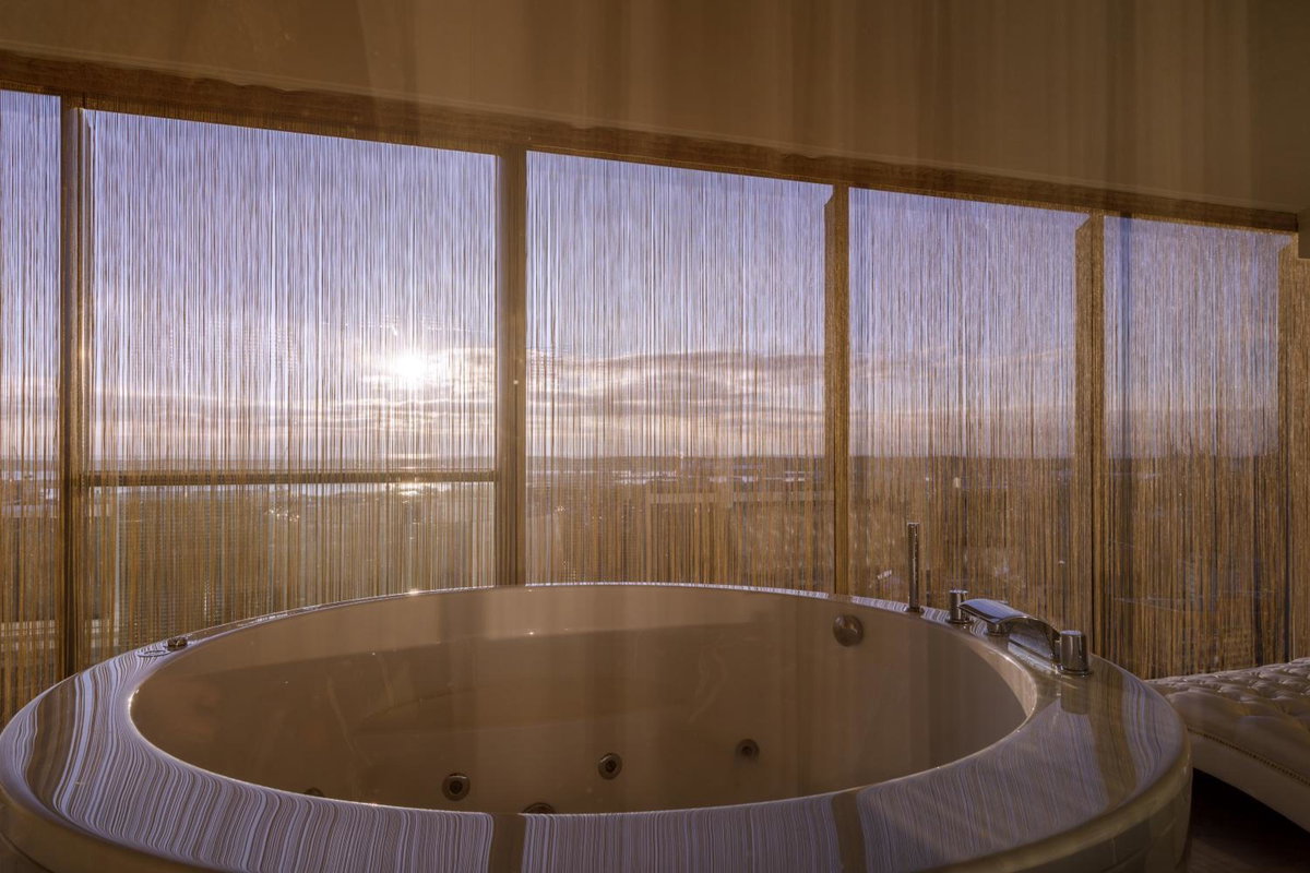 Grand Supreme Jacuzzi Apartment by LIUKSAI, Litauen