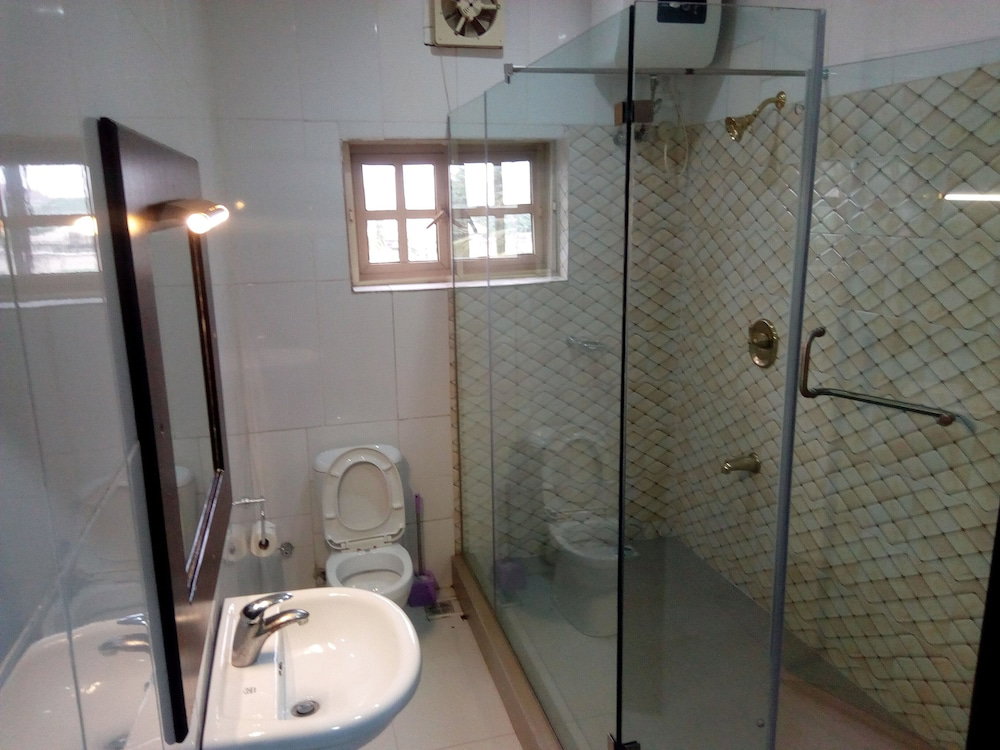 Aliz Ambruz Hotel, Nigeria