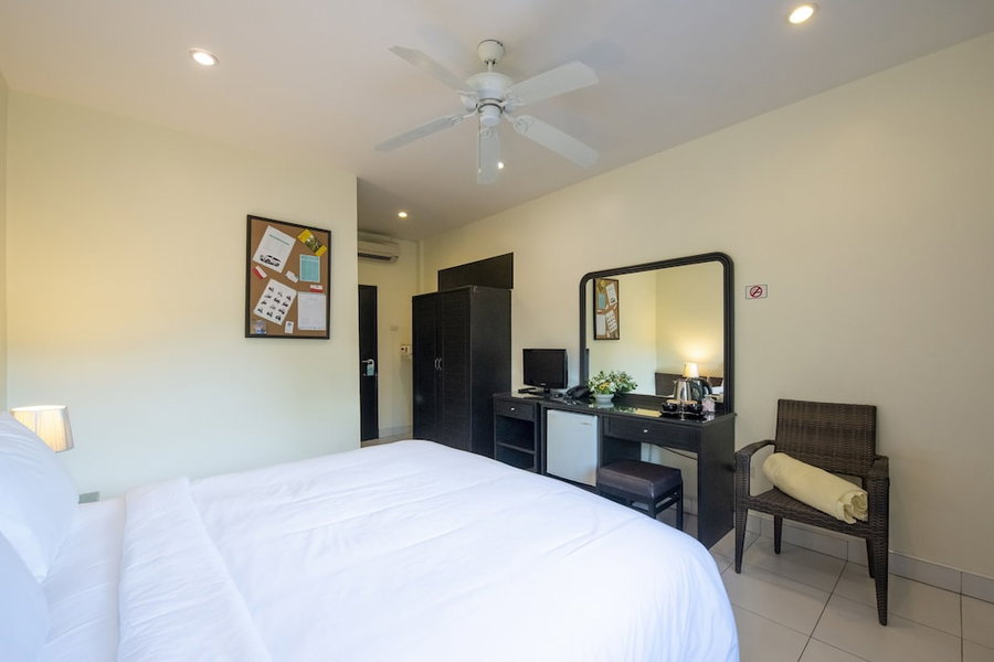 Lokal Phuket, คาทุ, ประเทศไทย