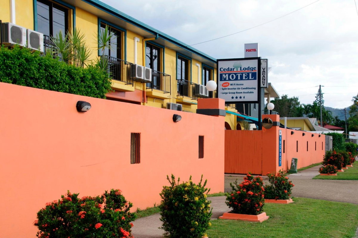 Hotel · Cedar Lodge Motel, Kirwan