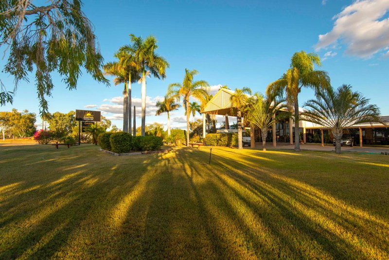 Albert Park Motor Inn - Pool and shaded parking, Longreach, Australia