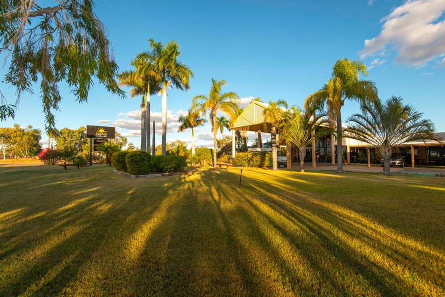 Albert Park Motor Inn - Pool and shaded parking, Longreach, Australia