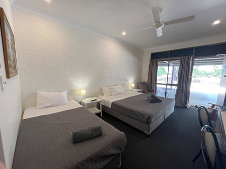 Albert Park Motor Inn - Pool and shaded parking, Longreach, Australia