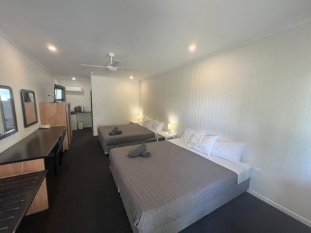 Albert Park Motor Inn - Pool and shaded parking, Longreach, Australia