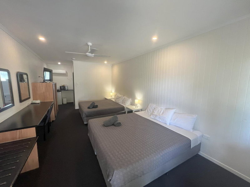 Albert Park Motor Inn - Pool and shaded parking, Longreach, Australia