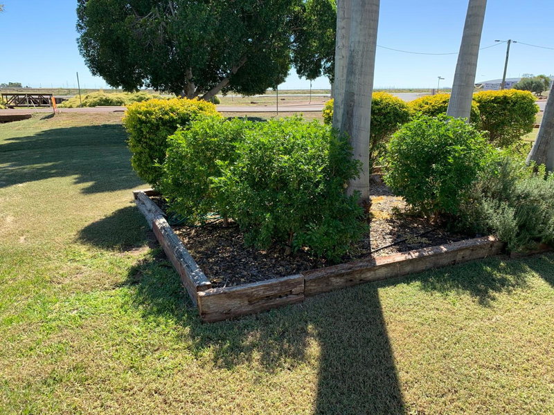 Albert Park Motor Inn - Pool and shaded parking, Longreach, Australia