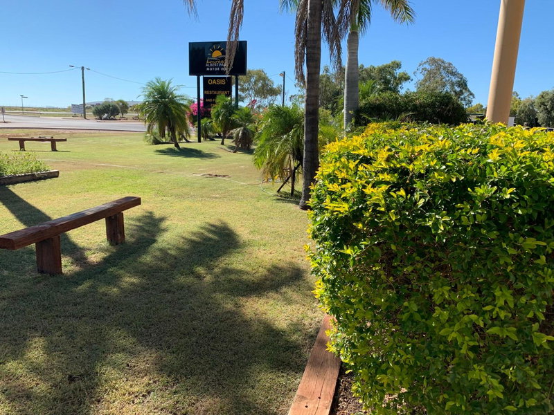 Albert Park Motor Inn - Pool and shaded parking, Longreach, Australia