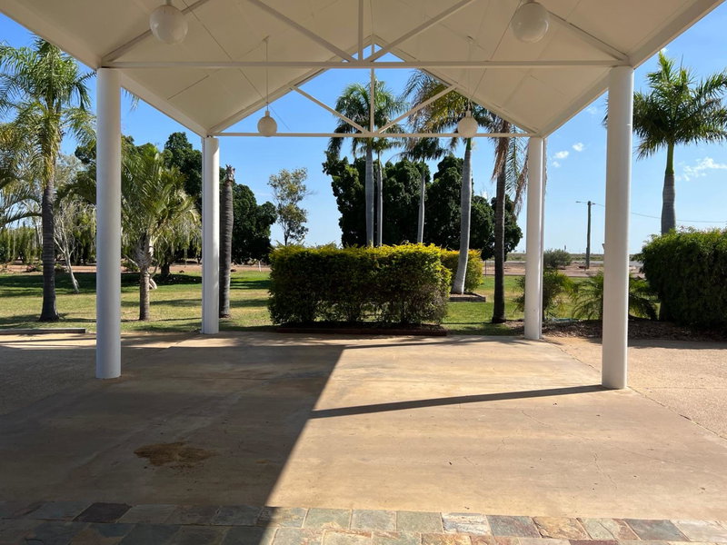 Albert Park Motor Inn - Pool and shaded parking, Longreach, Australia