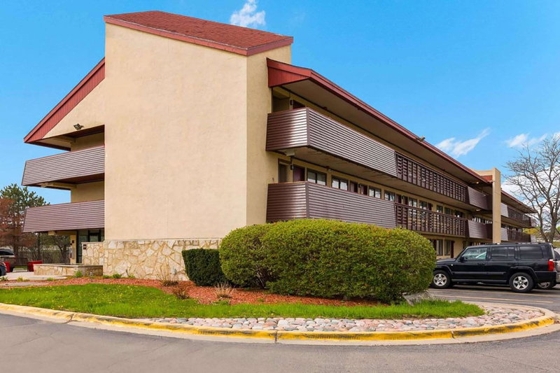 Super 8 by Wyndham Deerfield - Northbrook, Northbrook, United States