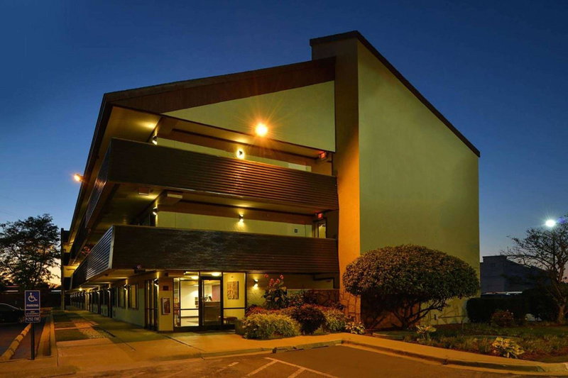 Super 8 by Wyndham Deerfield - Northbrook, Northbrook, United States