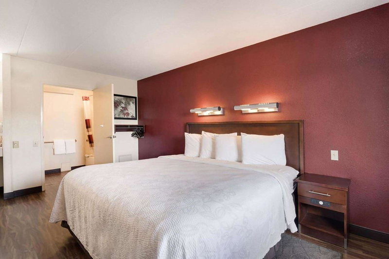 Super 8 by Wyndham Deerfield - Northbrook, Northbrook, United States