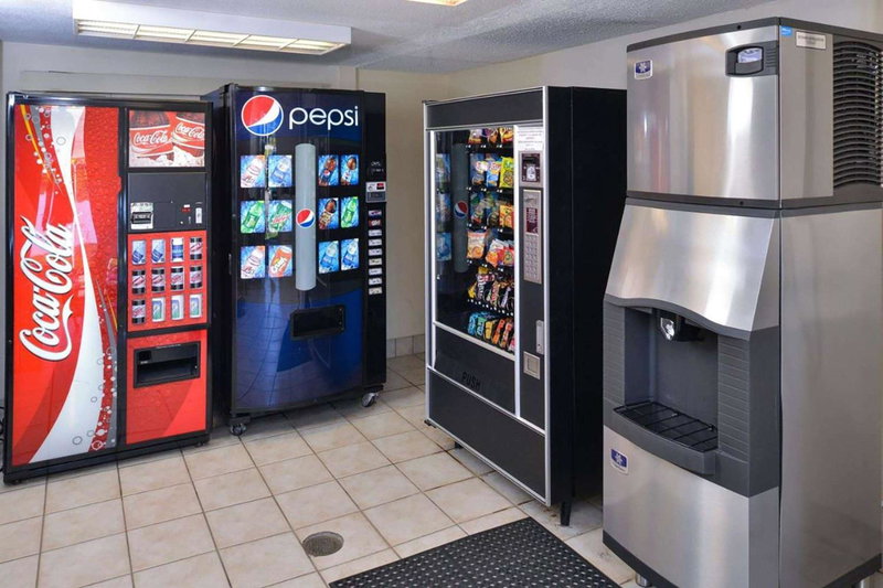 Super 8 by Wyndham Deerfield - Northbrook, Northbrook, United States