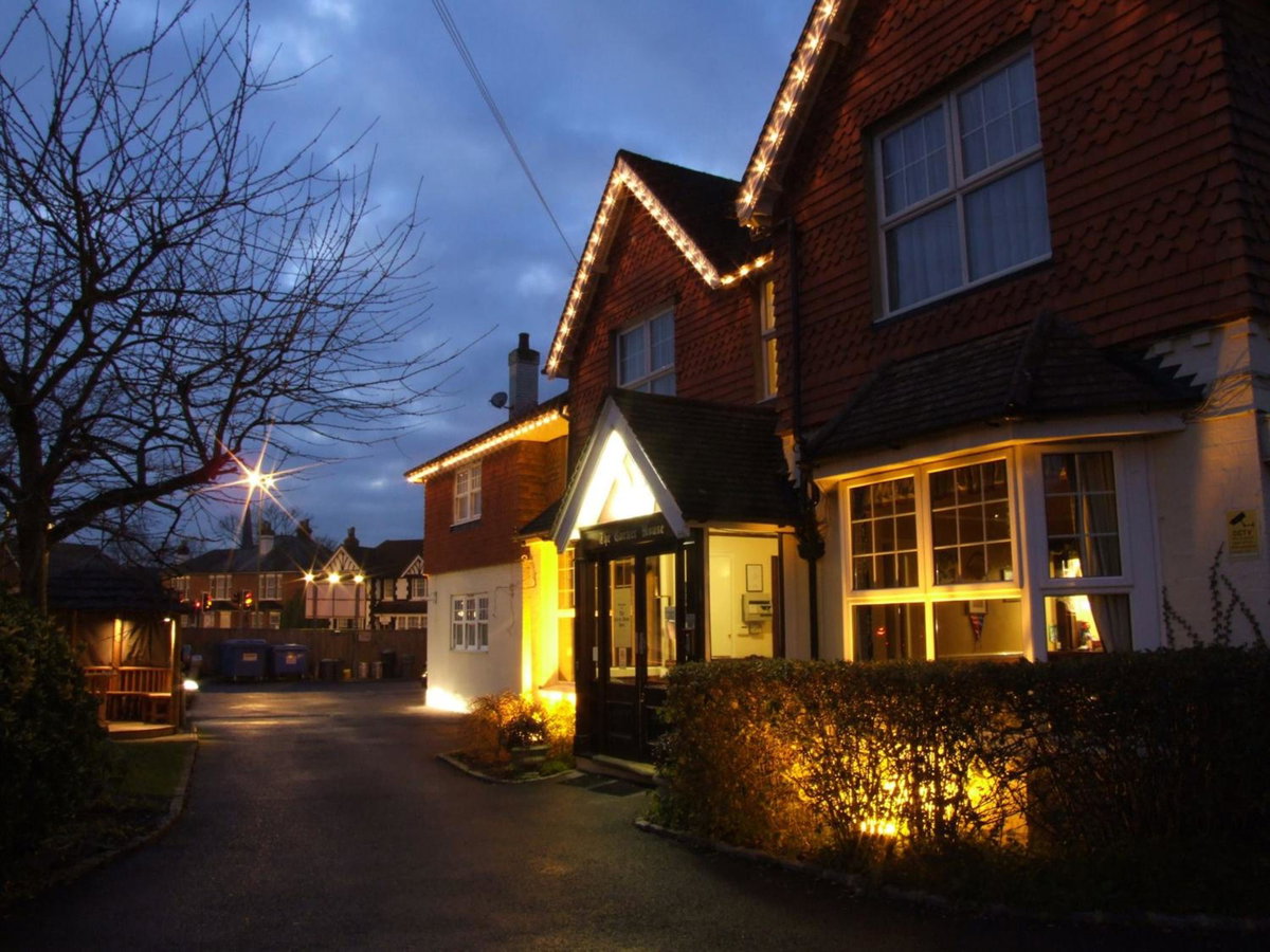Отель · The Corner House Hotel, Horley