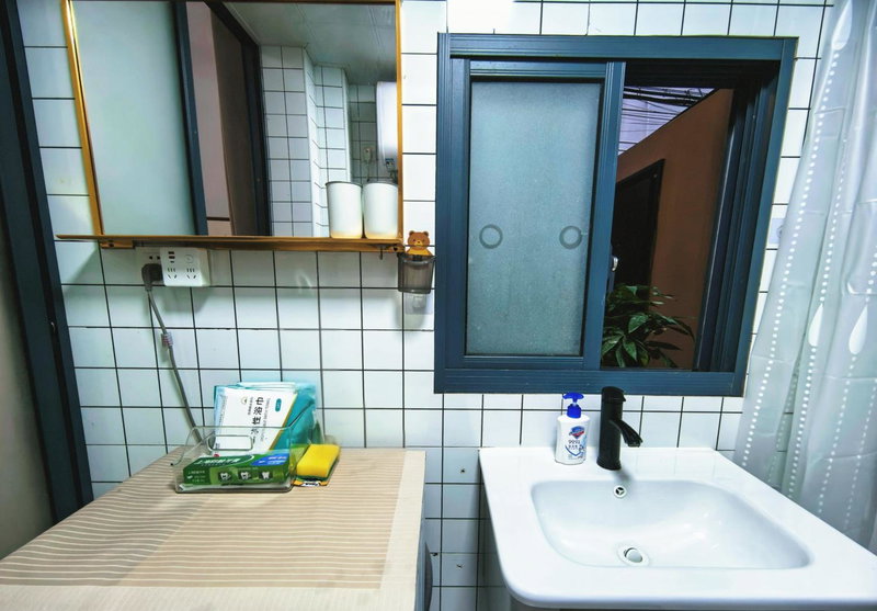 Shanghai Hills & Zinn Courtyard Guesthouse with 2Bedrooms close to Line 9, Shanghai, 中国