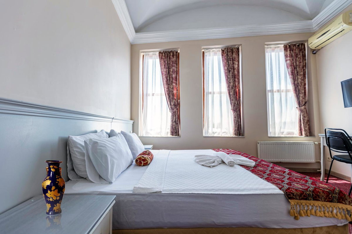 Hotel · OttomanZade, Eminoenue
