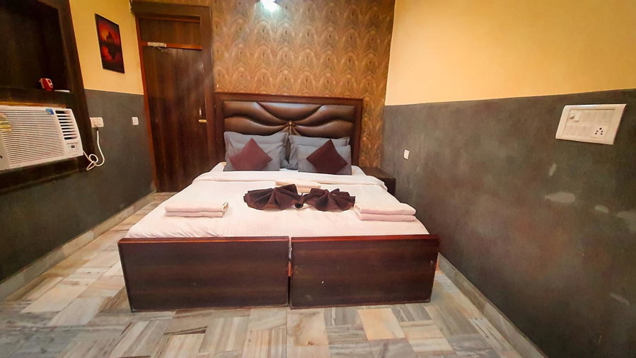 Lucky Restaurant & Guest House Near Taj Mahal, Agra, Индия