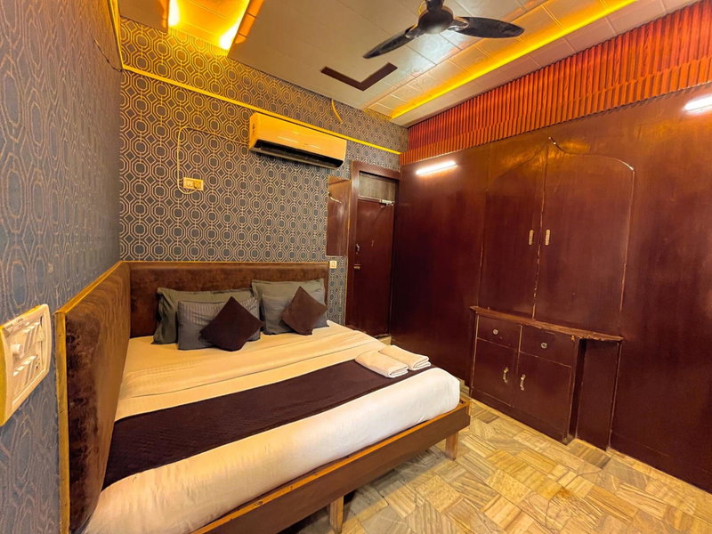 Lucky Restaurant & Guest House Near Taj Mahal, Agra, Индия