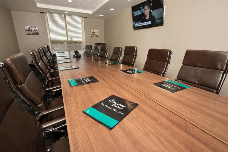 Encore Suites by Service Plus Inns, Grande Prairie, Канада