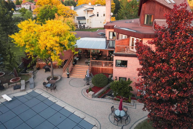 Newton Villa, Brampton, Канада