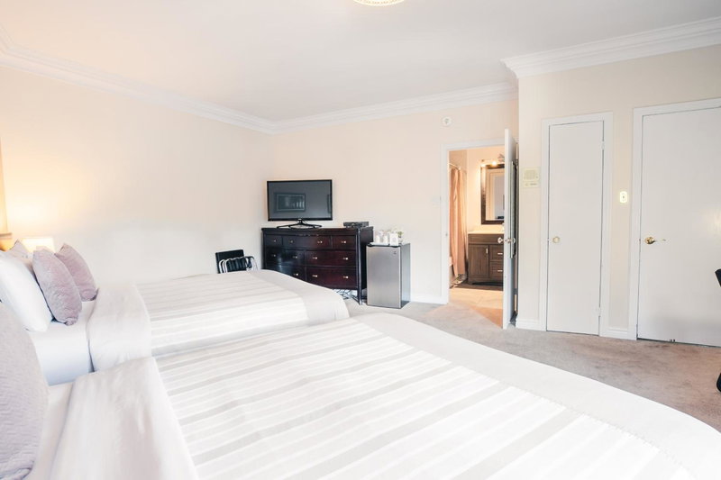 Newton Villa, Brampton, Канада