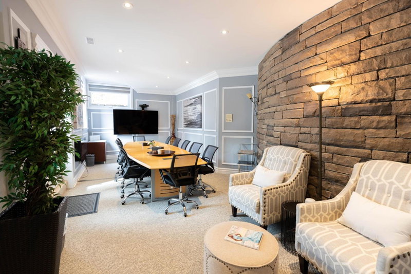 Newton Villa, Brampton, Канада