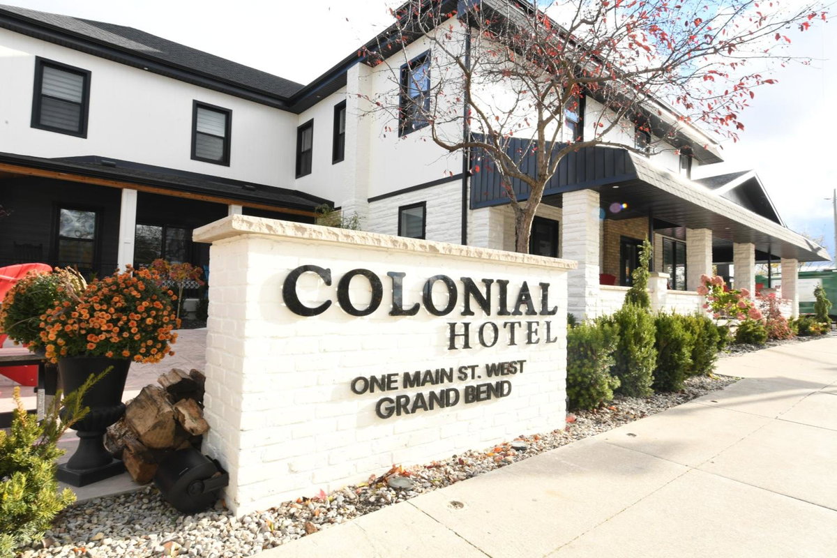 Hotel · Colonial Hotel & Suites, Grand Bend