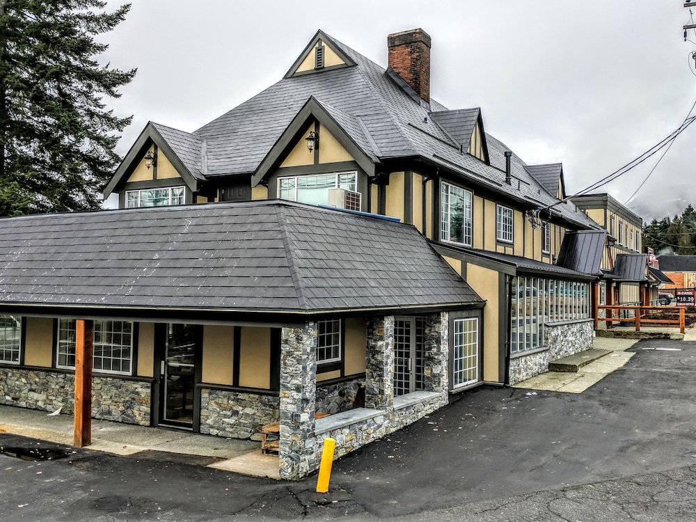 Hotel · Riverside Inn, Lake Cowichan