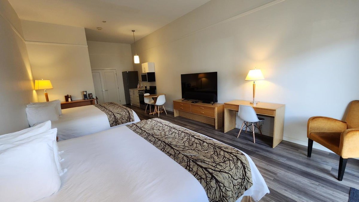 Hôtel · The Cedars Inn Hotel & Convention Centre, Gibsons
