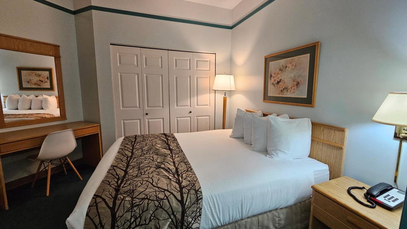 The Cedars Inn Hotel & Convention Centre, Gibsons, Canada