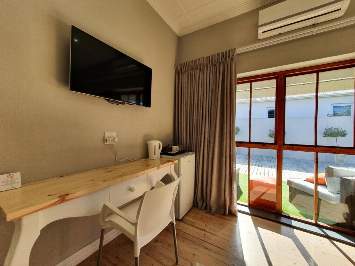 Hotel · Two Fat Owls Guesthouse, George