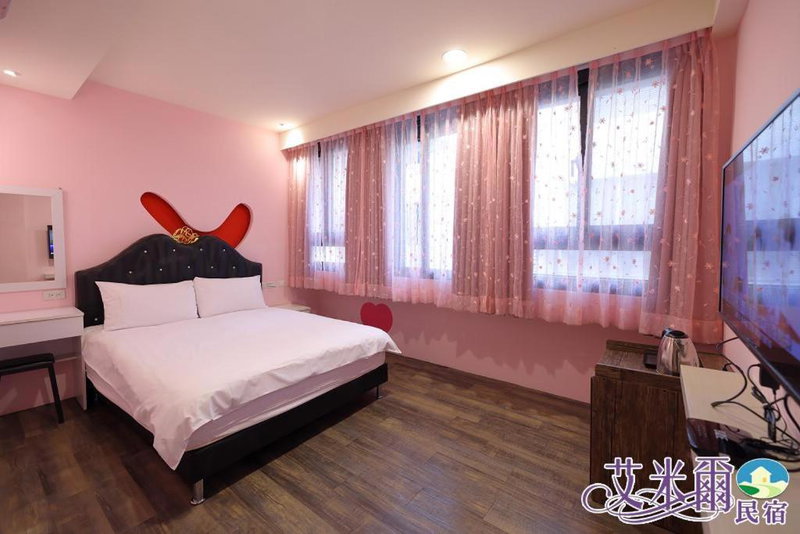 Amir B&B train station & elevator with parking lot, Hualien City, 台湾