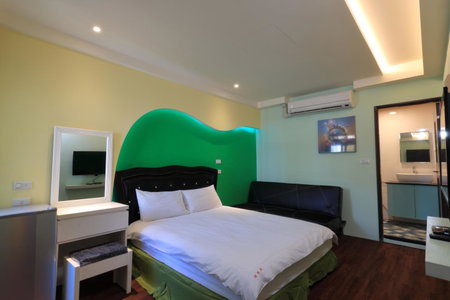Amir B&B train station & elevator with parking lot, Hualien City, 台湾