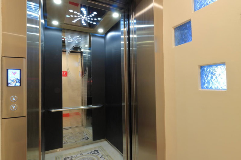 Amir B&B train station & elevator with parking lot, Hualien City, 台湾