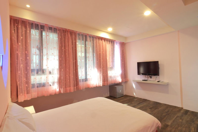 Amir B&B train station & elevator with parking lot, Hualien City, 台湾