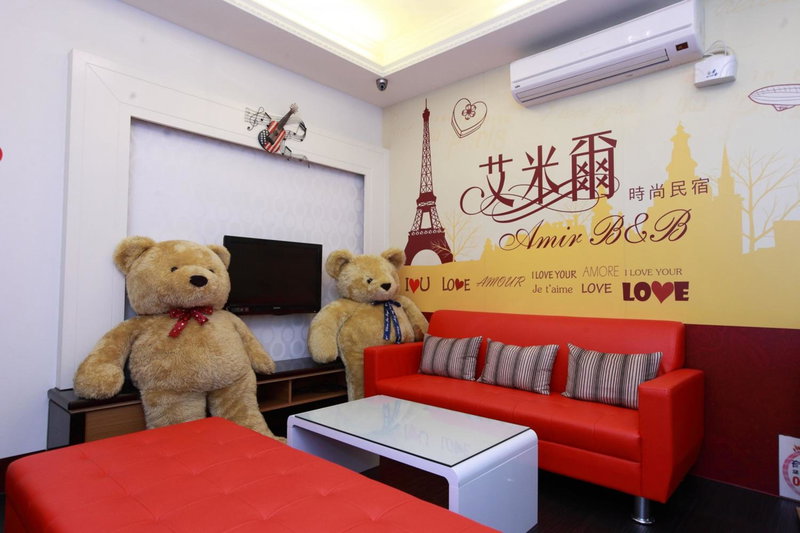 Amir B&B train station & elevator with parking lot, Hualien City, 台湾