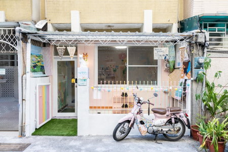 Moon walks slowly, Tainan, 台湾