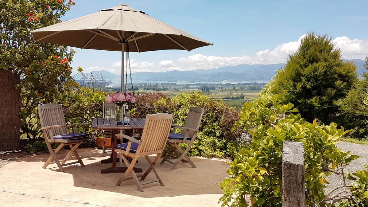 Golden Hills Farm Cottage with Swimming Pool, Новая Зеландия
