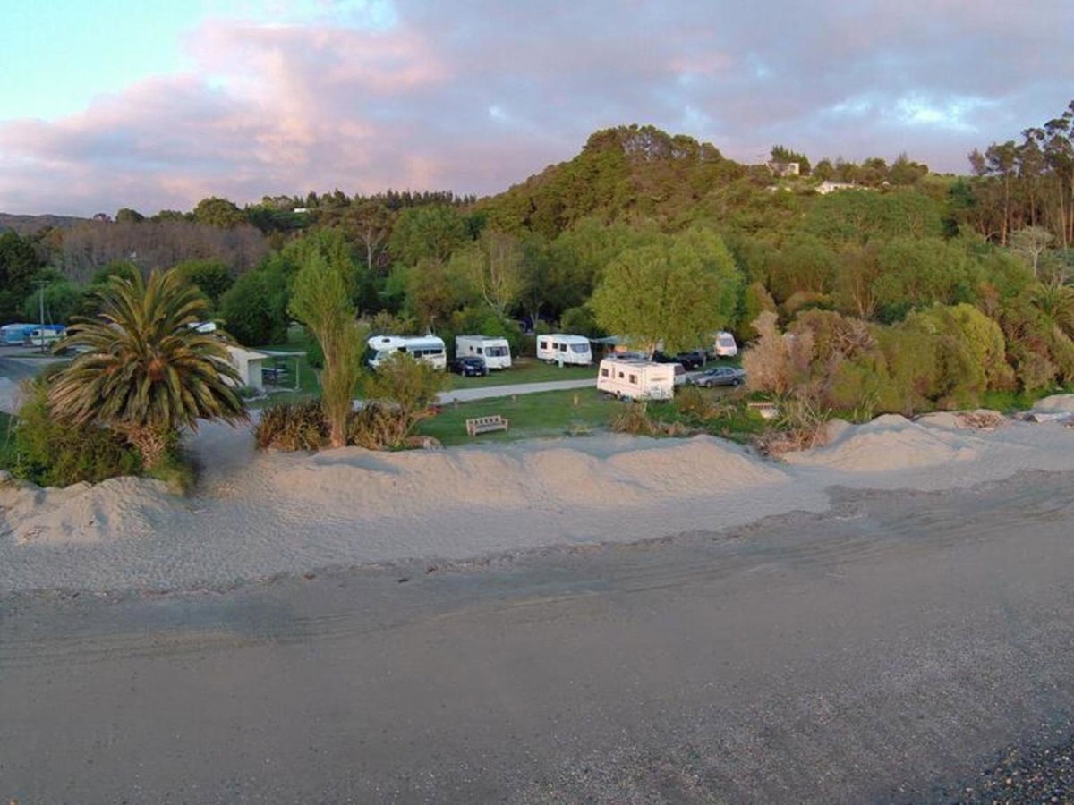 Hotel · Golden Bay Holiday Park, Onekaka