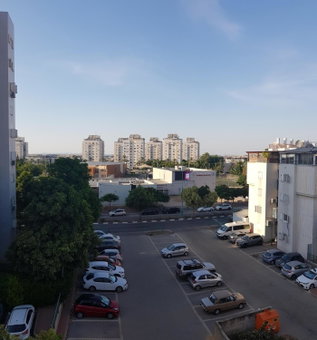 Cozy Flat with Parking well-placed near TLV Airport, Lod, Israel