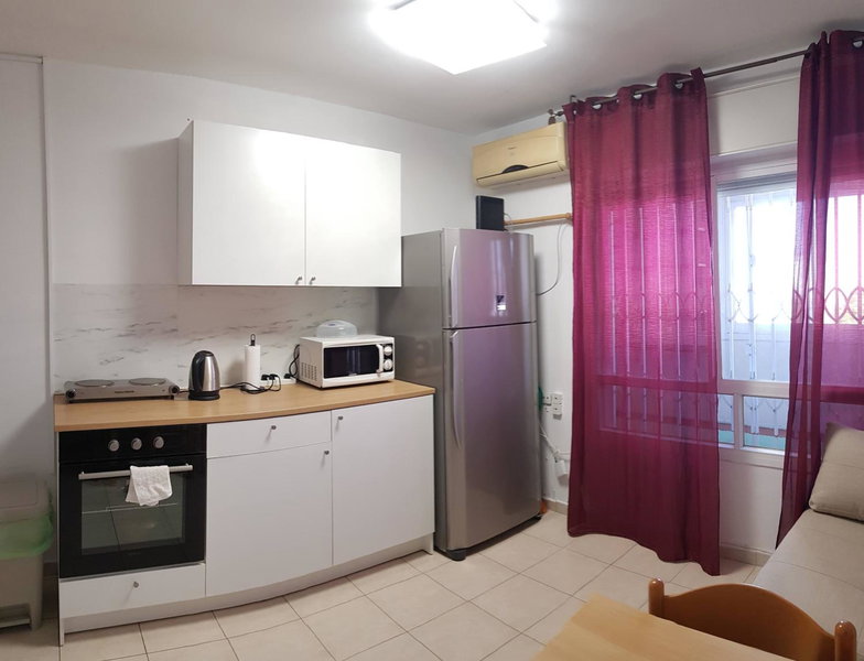 Cozy Flat with Parking well-placed near TLV Airport, Lod, Israel