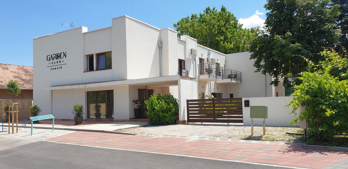 Hotel · Garden Club Panzió, Balatonmáriafürdő