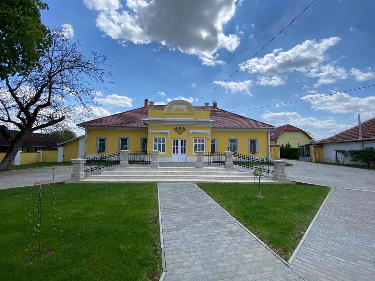 Hotel · Kúria Vendégház, Mezokovesd